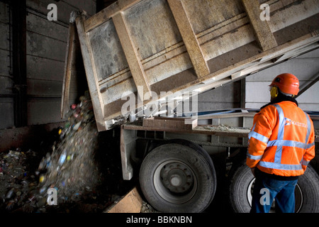 Recyclage des déchets toxiques toutes les municipalités aux Pays-Bas sont tenus de fournir des points de collecte pour les connus et les matières dangereuses recyclables ou tous les types de déchets séparés peuvent être acceptés ici pour libre ou une petite somme en fonction du type de matériel green stuff et briques de béton est habituellement libre certains magasins effectuer collection de peinture produits chimiques de recyclage des déchets des ménages néerlandais batteries à 60 en moyenne 2006 Banque D'Images