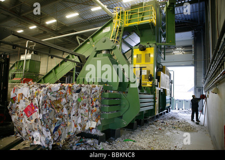 Le recyclage du papier toutes les municipalités aux Pays-Bas sont tenus de fournir des points de collecte pour les connus et les matières dangereuses recyclables ou tous les types de déchets séparés peuvent être acceptés ici pour libre ou une petite somme en fonction du type de matériel green stuff et briques de béton est habituellement libre certains magasins effectuer collection de peinture produits chimiques de recyclage des déchets des ménages néerlandais batteries à 60 en moyenne 2006 Banque D'Images