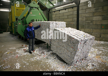 Le recyclage du papier toutes les municipalités aux Pays-Bas sont tenus de fournir des points de collecte pour les connus et les matières dangereuses recyclables ou tous les types de déchets séparés peuvent être acceptés ici pour libre ou une petite somme en fonction du type de matériel green stuff et briques de béton est habituellement libre certains magasins effectuer collection de peinture produits chimiques de recyclage des déchets des ménages néerlandais batteries à 60 en moyenne 2006 Banque D'Images