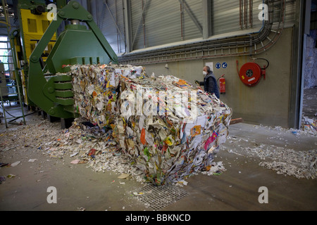 Le recyclage du papier toutes les municipalités aux Pays-Bas sont tenus de fournir des points de collecte pour les connus et les matières dangereuses recyclables ou tous les types de déchets séparés peuvent être acceptés ici pour libre ou une petite somme en fonction du type de matériel green stuff et briques de béton est habituellement libre certains magasins effectuer collection de peinture produits chimiques de recyclage des déchets des ménages néerlandais batteries à 60 en moyenne 2006 Banque D'Images