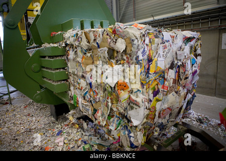 Le recyclage du papier toutes les municipalités aux Pays-Bas sont tenus de fournir des points de collecte pour les connus et les matières dangereuses recyclables ou tous les types de déchets séparés peuvent être acceptés ici pour libre ou une petite somme en fonction du type de matériel green stuff et briques de béton est habituellement libre certains magasins effectuer collection de peinture produits chimiques de recyclage des déchets des ménages néerlandais batteries à 60 en moyenne 2006 Banque D'Images