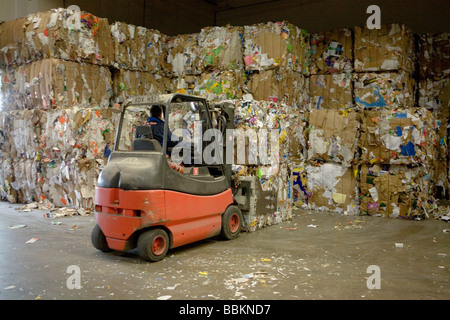 Le recyclage du papier toutes les municipalités aux Pays-Bas sont tenus de fournir des points de collecte pour les connus et les matières dangereuses recyclables ou tous les types de déchets séparés peuvent être acceptés ici pour libre ou une petite somme en fonction du type de matériel green stuff et briques de béton est habituellement libre certains magasins effectuer collection de peinture produits chimiques de recyclage des déchets des ménages néerlandais batteries à 60 en moyenne 2006 Banque D'Images