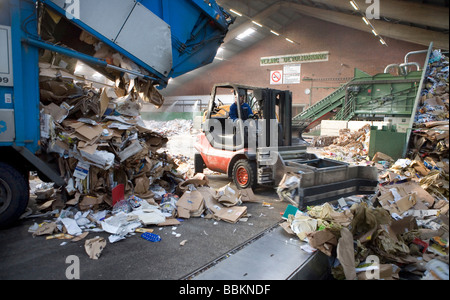 Le recyclage du papier toutes les municipalités aux Pays-Bas sont tenus de fournir des points de collecte pour les connus et les matières dangereuses recyclables ou tous les types de déchets séparés peuvent être acceptés ici pour libre ou une petite somme en fonction du type de matériel green stuff et briques de béton est habituellement libre certains magasins effectuer collection de peinture produits chimiques de recyclage des déchets des ménages néerlandais batteries à 60 en moyenne 2006 Banque D'Images