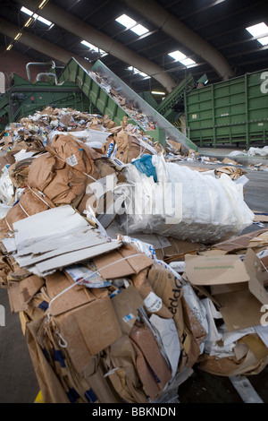 Le recyclage du papier toutes les municipalités aux Pays-Bas sont tenus de fournir des points de collecte pour les connus et les matières dangereuses recyclables ou tous les types de déchets séparés peuvent être acceptés ici pour libre ou une petite somme en fonction du type de matériel green stuff et briques de béton est habituellement libre certains magasins effectuer collection de peinture produits chimiques de recyclage des déchets des ménages néerlandais batteries à 60 en moyenne 2006 Banque D'Images