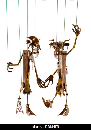Marionnettes fabriquées manuellement avec différents métaux, caricatures politiques, œuvre d'art, fabrication Banque D'Images