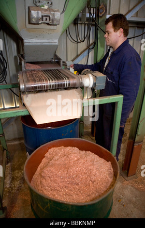 Le recyclage de câbles Les câbles sont déchiquetés et puis les métaux séparés de la plastics toutes les municipalités aux Pays-Bas sont tenus de fournir des points de collecte pour les connus et les matières dangereuses recyclables ou tous les types de déchets séparés peuvent être acceptés ici pour libre ou une petite somme en fonction du type de matériel green stuff et briques de béton est habituellement libre certains magasins effectuer collection de peinture produits chimiques de recyclage des déchets des ménages néerlandais batteries à 60 en moyenne 2006 Banque D'Images