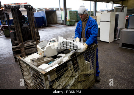 Le recyclage des produits électroménagers tels que les réfrigérateurs des ordinateurs et autres appareils électroniques domestiques toutes les municipalités aux Pays-Bas sont tenus de fournir des points de collecte pour les connus et les matières dangereuses recyclables ou tous les types de déchets séparés peuvent être acceptés ici pour libre ou une petite somme en fonction du type de matériel green stuff et briques de béton est habituellement libre certains magasins effectuer collection de peinture produits chimiques de recyclage des déchets des ménages néerlandais batteries à 60 en moyenne 2006 Banque D'Images