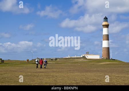 Dh Dennis Ness NORTH RONALDSAY ORKNEY Randonneurs randonnée North Ronaldsay lighthouse Banque D'Images