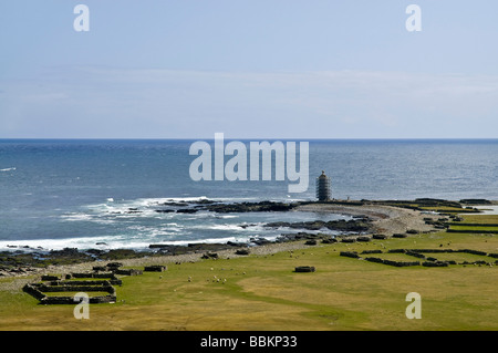 Dh Dennis Ness NORTH RONALDSAY ORKNEY vieux phare tower et Sjaivar Bay Banque D'Images