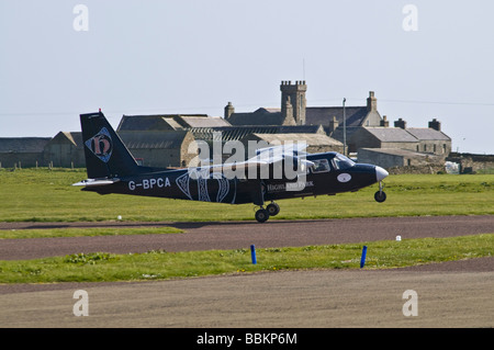 aéroport dh NORD RONALDSAY ORKNEY Loganair Britten Norman Islander avion atterrissage sur un avion de piste d'aérodrome, petit avion, turbopropulseur Banque D'Images