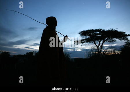 Ngoiroro est un village de 200 habitants appartenant à la tribu Massai Le village jette droit dans la vallée du Rift au sud de Nairobi, la frontière tanzanienne les Massaïs vivent très près de la nature et de leurs animaux, les vaches et les chèvres sont plus importants que l'argent pour les Massaïs chaque famille est propriétaire d'environ 50 vaches et 50 chèvres l'alimentation principale des villageois est la viande et le lait sont des femmes suppose pour traire les vaches deux fois par jour et les petits garçons ont à s'occuper du troupeau pendant la journée tandis que le pâturage Banque D'Images