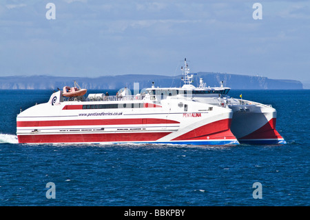 dh Pentland ferries EXPÉDITION ORKNEY Cataran MV Pentalina dans Pentland Firth passagers ferry rapide royaume-uni Banque D'Images