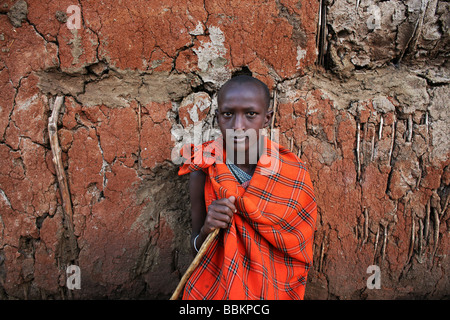 Ngoiroro est un village de 200 habitants appartenant à la tribu Massai Le village jette droit dans la vallée du Rift au sud de Nairobi, la frontière tanzanienne les Massaïs vivent très près de la nature et de leurs animaux, les vaches et les chèvres sont plus importants que l'argent pour les Massaïs chaque famille est propriétaire d'environ 50 vaches et 50 chèvres l'alimentation principale des villageois est la viande et le lait sont des femmes suppose pour traire les vaches deux fois par jour et les petits garçons ont à s'occuper du troupeau pendant la journée tandis que le pâturage Banque D'Images