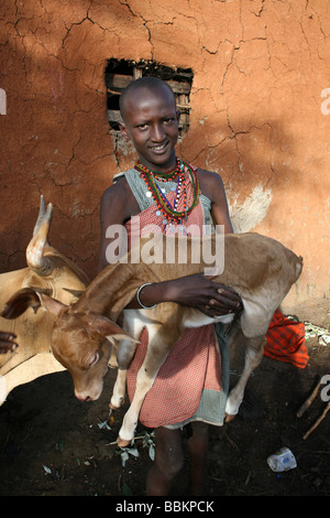 Ngoiroro est un village de 200 habitants appartenant à la tribu Massai Le village jette droit dans la vallée du Rift au sud de Nairobi, la frontière tanzanienne les Massaïs vivent très près de la nature et de leurs animaux, les vaches et les chèvres sont plus importants que l'argent pour les Massaïs chaque famille est propriétaire d'environ 50 vaches et 50 chèvres l'alimentation principale des villageois est la viande et le lait sont des femmes suppose pour traire les vaches deux fois par jour et les petits garçons ont à s'occuper du troupeau pendant la journée tandis que le pâturage Banque D'Images