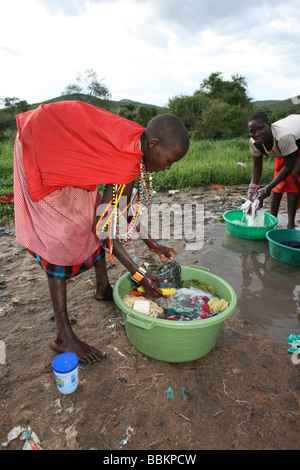 Ngoiroro est un village de 200 habitants appartenant à la tribu Massai Le village jette droit dans la vallée du Rift au sud de Nairobi, la frontière tanzanienne les Massaïs vivent très près de la nature et de leurs animaux, les vaches et les chèvres sont plus importants que l'argent pour les Massaïs chaque famille est propriétaire d'environ 50 vaches et 50 chèvres l'alimentation principale des villageois est la viande et le lait sont des femmes suppose pour traire les vaches deux fois par jour et les petits garçons ont à s'occuper du troupeau pendant la journée tandis que les filles sont aussi de pâturage suppose de faire tous les travaux ménagers comme la lessive cuisine et nettoyage Banque D'Images