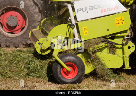 Gros plan d'une tête de coupe de 300 PU sur une automotrice Claas ramassage d'herbe automoteur Banque D'Images