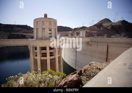 Le barrage Hoover, côté réservoir,clair,ciel bleu,montrant pylône Banque D'Images