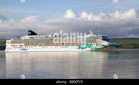 Grand navire au port. Paquebot de croisière Norwegian Jade et de l'huile de la plate-forme de forage semi-submersible à Invergordon, Estuaire de Cromarty, Ecosse, Royaume-Uni Banque D'Images