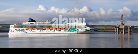 Big Ship arrivant au port écossais. Paquebot de croisière norvégien Jade et plate-forme de forage semi-submersible à Invergordon, Cromarty Firth, Écosse, Royaume-Uni Banque D'Images