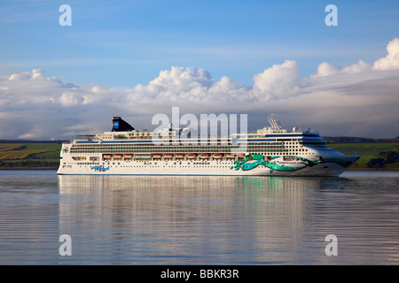 Grand navire au port. Paquebot de croisière Norwegian Jade et de l'huile de la plate-forme de forage semi-submersible à Invergordon, Estuaire de Cromarty, Ecosse, Royaume-Uni Banque D'Images