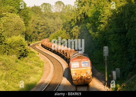 EWS marchandises train tractant des wagons sur la ligne de chemin de fer dans le sud du pays de Galles Banque D'Images