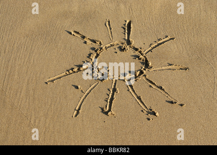 Symbole d'un soleil dessiné dans le sable Banque D'Images