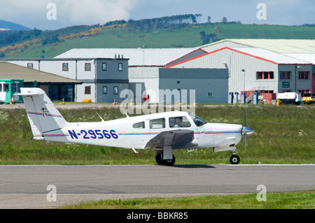 Piper PA-28RT 201 Arrow IV Depating l'aéroport d'Inverness Ecosse 2505 SCO Banque D'Images
