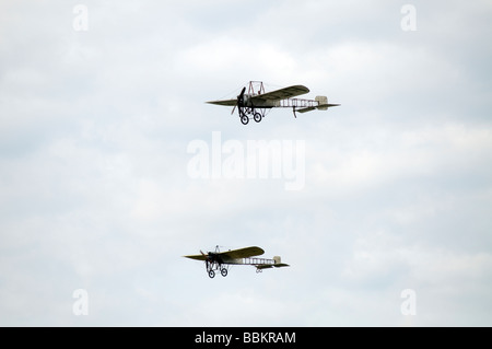 Ferte Alais Blériot XI et XI-2 vintage airplane flying Banque D'Images
