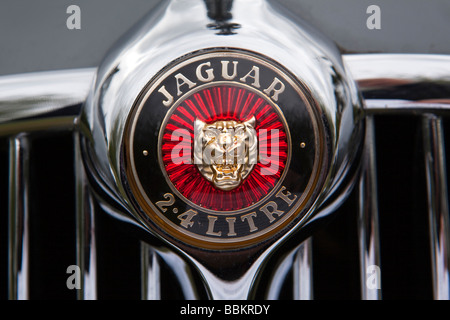 Circuler en face de vieux classiques britanniques ont fait des années 1960 2402 4 litre voiture Jaguar Banque D'Images