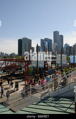 Le Navy Pier sur le Lac Michigan avec un fond de bâtiments d'horizon de Chicago Illinois USA Banque D'Images