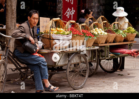 Les vendeurs de fruits chinois dans no.18, Yunnan, Chine Banque D'Images