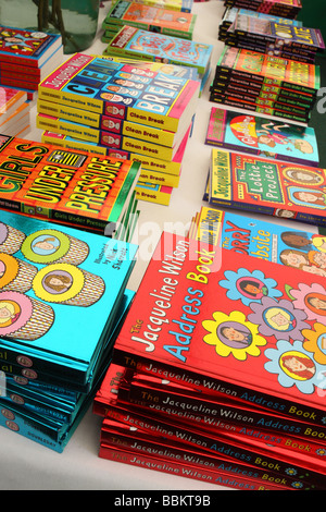Sélection de livres de Jacqueline Wilson, célèbre auteur de livres pour enfants au bookshop affichage à l'Hay Festival Banque D'Images