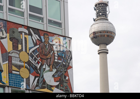 Haus des Lehrers bâtiment avec frise en mosaïque sur la façade et tour de télévision de Berlin Mitte Alexanderplatz Banque D'Images