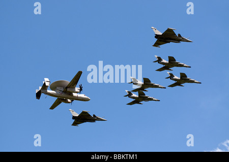 Ferte Alais Hawkeye de la marine française escorte de chasseurs à réaction de type AWACS Banque D'Images