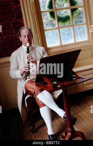 Historique en costume d'un interprète joue un magnétophone dans la ville coloniale de Williamsburg en Virginie Banque D'Images