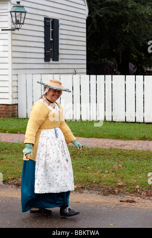 Un reenactor costumés marche dans une rue dans la ville coloniale de Williamsburg en Virginie Banque D'Images