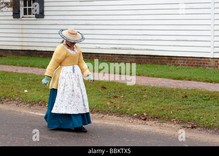 Un reenactor costumés marche dans une rue dans la ville coloniale de Williamsburg en Virginie Banque D'Images