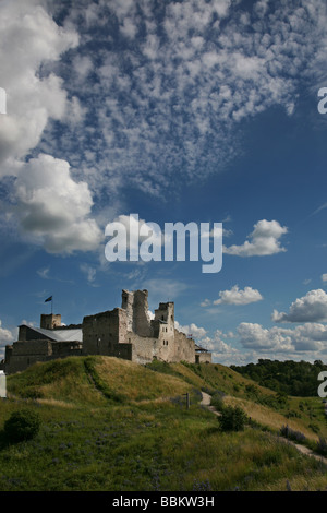 Ancien château médiéval en ruines blue cloudy sky background à Rakvere Estonie ville Banque D'Images