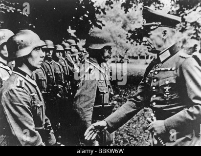 Le général von Rundstedt l'attribution de la Croix de fer après la route de Dieppe en 1942 Banque D'Images