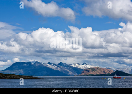 Sept Sœurs de montagnes et barge Kystriksveien Nordland Norvège Juin 2008 Banque D'Images