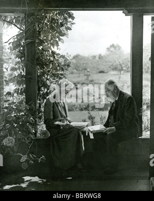 SIDNEY et Beatrice Webb UK réformateurs sociaux à leur maison Passfield accueil près de Southampton en 1940 Banque D'Images