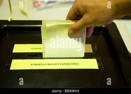 Homme plaçant son vote dans la boîte aux élections européennes, Bordon, Hants, juin 2009, Royaume-Uni. Banque D'Images