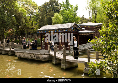 Beaux jardins de style Chinois avec des maisons traditionnelles à la base du palais présidentiel à Nanjing en Chine Banque D'Images