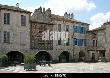 Place des cornières : la place du marché à Lauzerte, Tarn-et-Garonne, Midi-Pyrénées, France Banque D'Images