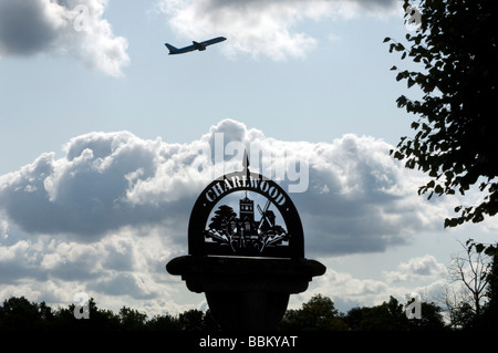 Un avion de l'aéroport de Gatwick au-dessus du village voisin de Charlwood West Sussex Banque D'Images