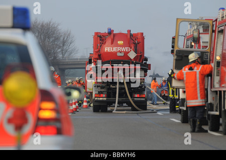 Offres d'eau les sapeurs-pompiers pour la fourniture d'eau d'extinction sur l'autoroute après un accident sur l'A81 entre comme Banque D'Images