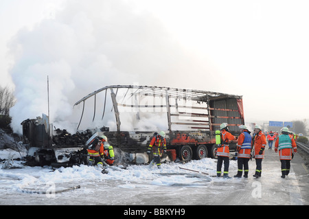 Les pompiers au cours d'opérations de lutte contre les incendies impliquant deux camions après un accident sur l'autoroute A81 entre comme Zuffenhausen Banque D'Images