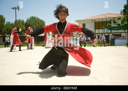 Hommes & femmes turques portent des vêtements traditionnels de l'est réaliser des danses anatoliennes Artvin & Kars Selcuk Turquie Océanie Cruise line tour ©Pearson Myrleen Banque D'Images
