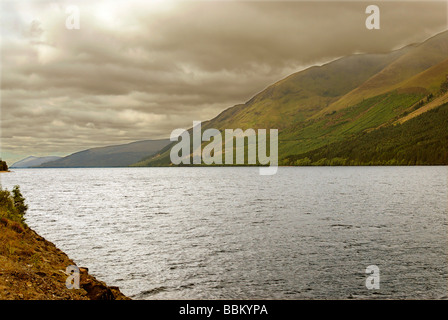 Loch Ness & moody sky Banque D'Images