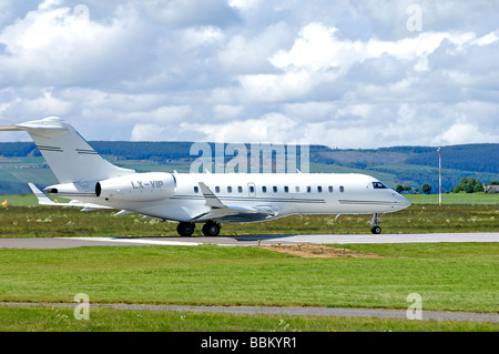 Bombardier BD-700-1A10 Global Express au départ de l'aéroport de Inverness dalcross. 2509 SCO Banque D'Images